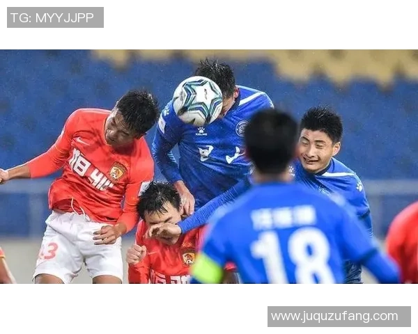 足球明星紧急赶火车上演惊险一幕引发球迷热议与关注